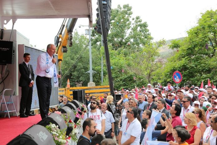 CUMHURBAŞKANI ADAYI MUHARREM İNCE TUNCELİ’DE CUMHURBAŞKANI ADAYI MUHARREM İNCE; “ KILIÇDAROĞLU’NUN KARŞISINA ADAY OLDUM, RAKİP OLDUM, ÇIKTIM YENİLDİM, BİR DAHA ÇIKTIM BİR DAHA YENİLDİM. ŞİMDİ BUGÜN CUMHURBAŞKANI ADAYIYIM” “HERHALDE TÜRKİYE’DE BİR İLK OLUYOR, SEÇİLMEDEN MİLLETE HİZMETLERİM DEVAM EDİYOR” “ ÜNİVERSİTE ÖĞRENCİLERİ, 2 YIL İÇİNDE BÜTÜN YURTLARI BİTİRİP SİZİ FETÖ BENZERİ YAPILARA TESLİM ETMEYECEĞİM”